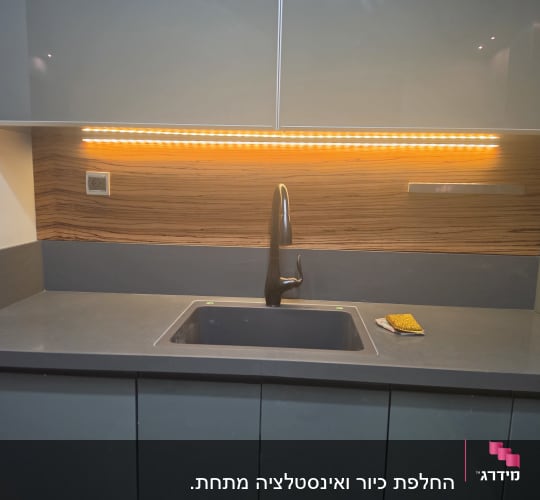 משטח שיש אפור למטבח כולל כיור מותקן, קנט שיש וברז מעוצב